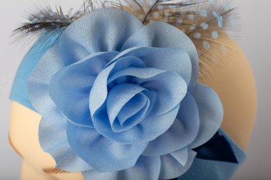 Beyaz arka plan üzerinde kızlar için bandaj ile çocuk manken Başkanı.