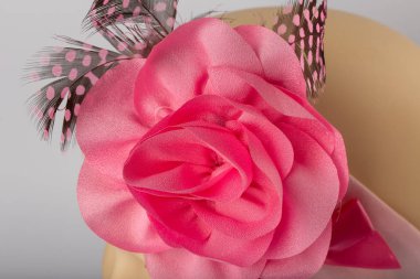 Beyaz arka plan üzerinde kızlar için bandaj ile çocuk manken Başkanı.