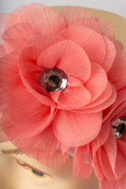 Beyaz arka plan üzerinde kızlar için bandaj ile çocuk manken Başkanı.