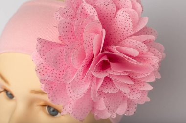 Beyaz arka plan üzerinde kızlar için bandaj ile çocuk manken Başkanı.