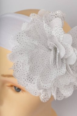 Beyaz arka plan üzerinde kızlar için bandaj ile çocuk manken Başkanı.