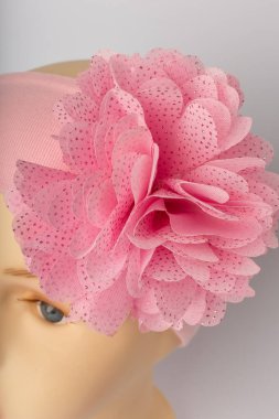 Beyaz arka plan üzerinde kızlar için bandaj ile çocuk manken Başkanı.