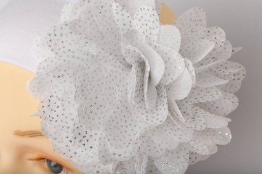 Beyaz arka plan üzerinde kızlar için bandaj ile çocuk manken Başkanı.