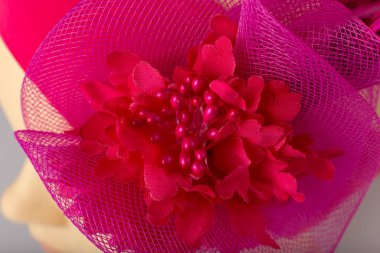 Beyaz arka plan üzerinde kızlar için bandaj ile çocuk manken Başkanı.