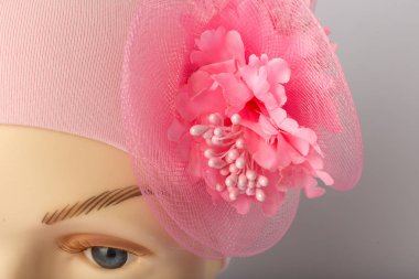 Beyaz arka plan üzerinde kızlar için bandaj ile çocuk manken Başkanı.