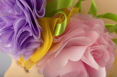 Beyaz arka plan üzerinde kızlar için bandaj ile çocuk manken Başkanı.