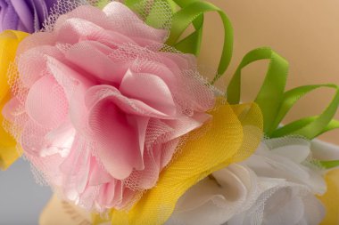 Beyaz arka plan üzerinde kızlar için bandaj ile çocuk manken Başkanı.