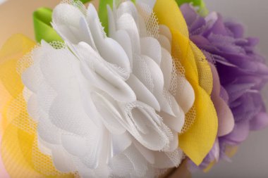 Beyaz arka plan üzerinde kızlar için bandaj ile çocuk manken Başkanı.