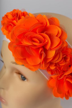 Beyaz arka plan üzerinde kızlar için bandaj ile çocuk manken Başkanı.