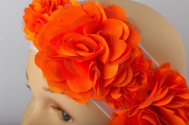 Beyaz arka plan üzerinde kızlar için bandaj ile çocuk manken Başkanı.