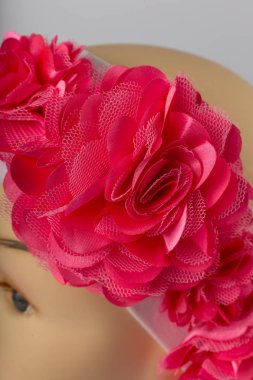 Beyaz arka plan üzerinde kızlar için bandaj ile çocuk manken Başkanı.