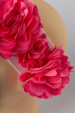 Beyaz arka plan üzerinde kızlar için bandaj ile çocuk manken Başkanı.