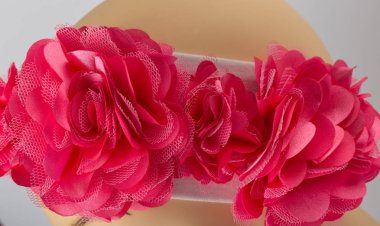 Beyaz arka plan üzerinde kızlar için bandaj ile çocuk manken Başkanı.