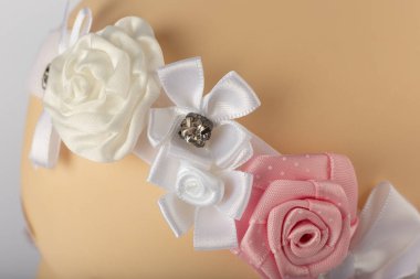 Beyaz arka plan üzerinde kızlar için bandaj ile çocuk manken Başkanı.