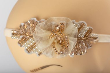 Beyaz arka plan üzerinde kızlar için bandaj ile çocuk manken Başkanı.