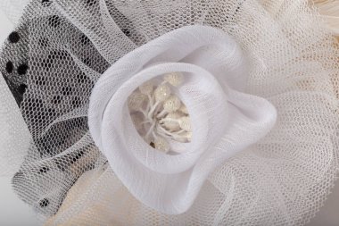 Beyaz arka plan üzerinde kızlar için bandaj ile çocuk manken Başkanı.