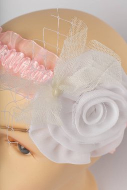 Beyaz arka plan üzerinde kızlar için bandaj ile çocuk manken Başkanı.