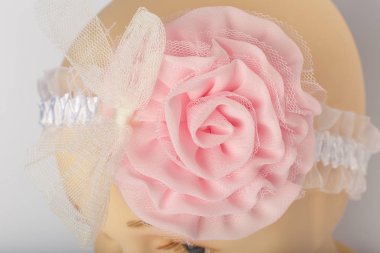 Beyaz arka plan üzerinde kızlar için bandaj ile çocuk manken Başkanı.