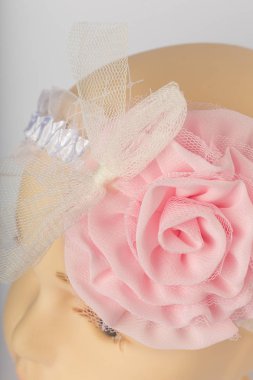 Beyaz arka plan üzerinde kızlar için bandaj ile çocuk manken Başkanı.