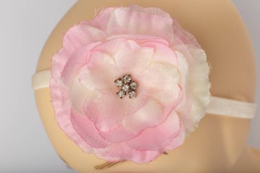 Beyaz arka plan üzerinde kızlar için bandaj ile çocuk manken Başkanı.