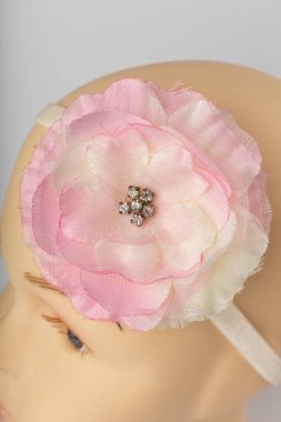 Beyaz arka plan üzerinde kızlar için bandaj ile çocuk manken Başkanı.