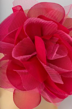 Beyaz arka plan üzerinde kızlar için bandaj ile çocuk manken Başkanı.