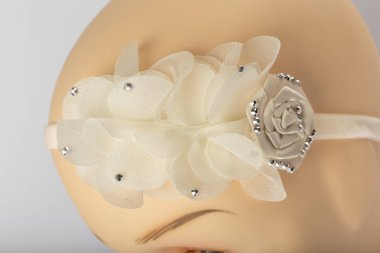 Beyaz arka plan üzerinde kızlar için bandaj ile çocuk manken Başkanı.