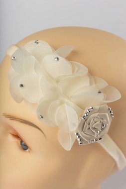 Beyaz arka plan üzerinde kızlar için bandaj ile çocuk manken Başkanı.