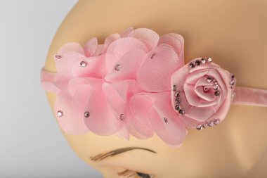 Beyaz arka plan üzerinde kızlar için bandaj ile çocuk manken Başkanı.