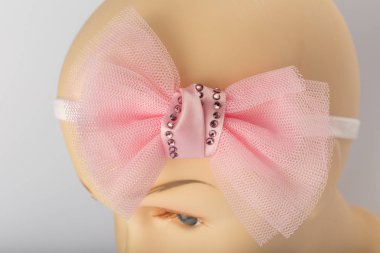 Beyaz arka plan üzerinde kızlar için bandaj ile çocuk manken Başkanı.