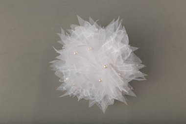 Gri bir arka plan üzerinde Çocuk saç bağları.