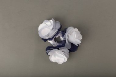 Gri bir arka plan üzerinde Çocuk saç bağları.