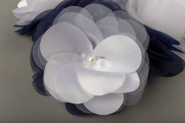 Gri bir arka plan üzerinde Çocuk saç bağları.