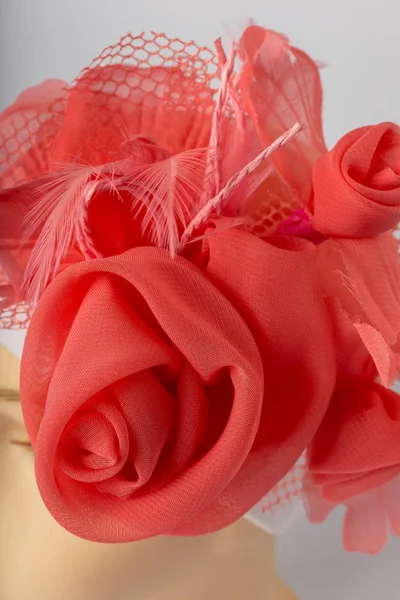 Beyaz arka plan üzerinde kızlar için bandaj ile çocuk manken Başkanı.