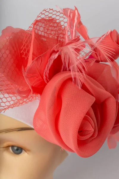 Beyaz arka plan üzerinde kızlar için bandaj ile çocuk manken Başkanı.