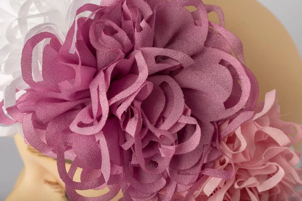 Beyaz arka plan üzerinde kızlar için bandaj ile çocuk manken Başkanı.