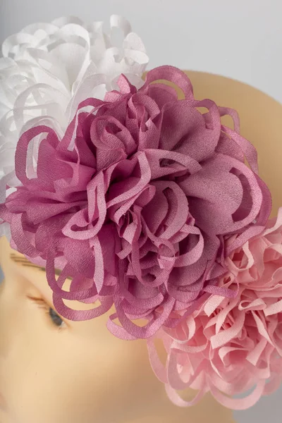 Beyaz arka plan üzerinde kızlar için bandaj ile çocuk manken Başkanı.