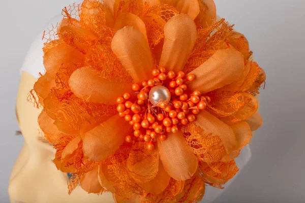 Beyaz arka plan üzerinde kızlar için bandaj ile çocuk manken Başkanı.