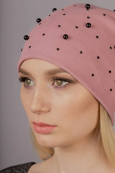 Hermosa chica con maquillaje natural en un tocado sobre un fondo gris . — Foto de Stock