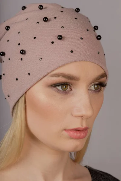 Schöne Mädchen mit natürlichem Make-up in einem Kopfschmuck auf grauem Hintergrund. — Stockfoto