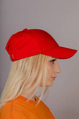 Gri bir arka plan üzerinde bir başlık doğal makyaj ile güzel kız.