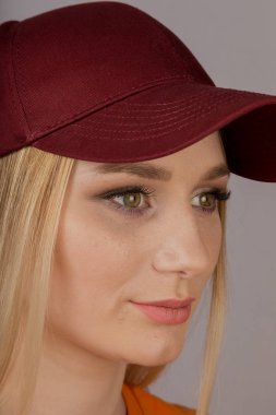 Gri bir arka plan üzerinde bir başlık doğal makyaj ile güzel kız.