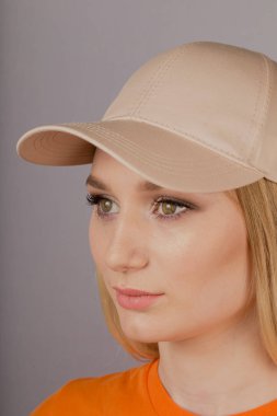 Gri bir arka plan üzerinde bir başlık doğal makyaj ile güzel kız.