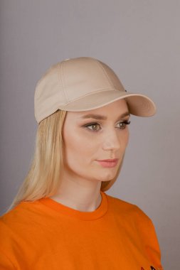 Gri bir arka plan üzerinde bir başlık doğal makyaj ile güzel kız.