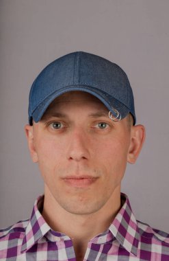 Gri bir arka plan üzerinde bir başlık yakışıklı genç adam.