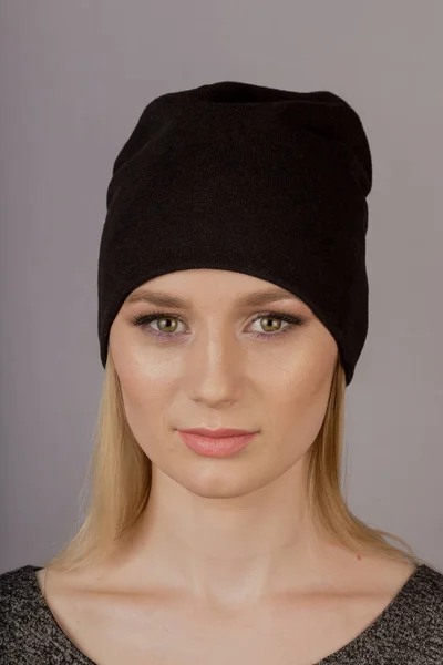 Beautiful girl with natural make-up in a headdress on a gray background. — Stock Photo, Image