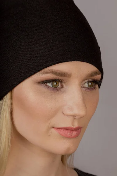 Schöne Mädchen mit natürlichem Make-up in einem Kopfschmuck auf grauem Hintergrund. — Stockfoto