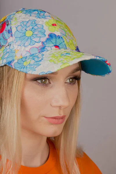 Schöne Mädchen mit natürlichem Make-up in einem Kopfschmuck auf grauem Hintergrund. — Stockfoto