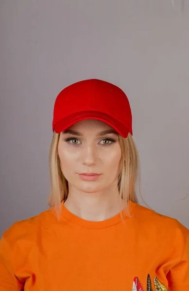 Hermosa chica con maquillaje natural en un tocado sobre un fondo gris . —  Fotos de Stock