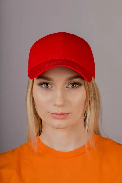 Hermosa chica con maquillaje natural en un tocado sobre un fondo gris . —  Fotos de Stock